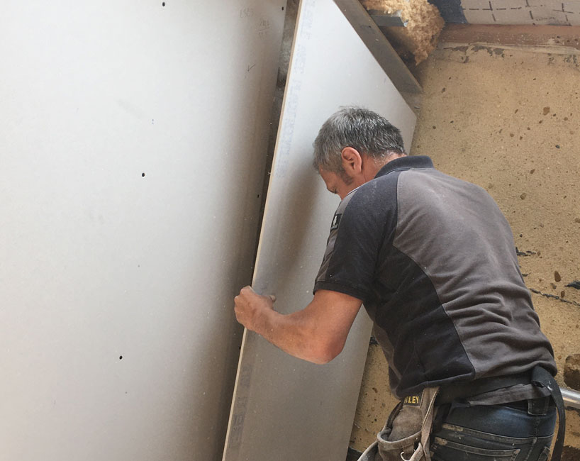 Pose de plaques de plâtre réalisée par l’artisan Vincent Macé à Trans‑sur‑Erdre